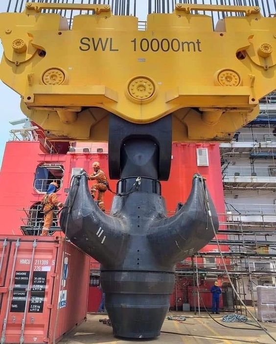 10,000 tonne hook block .jpg