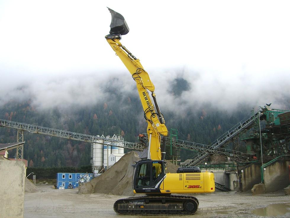 Escavatore cingolato New Holland E385C.jpg