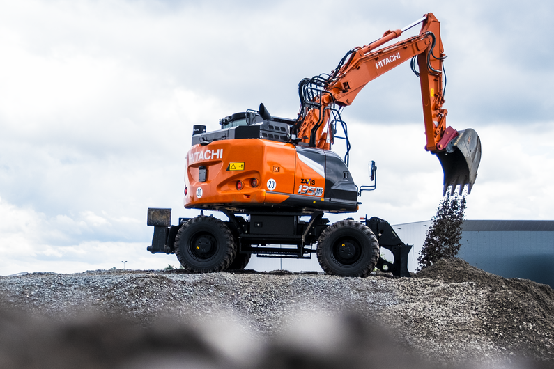 hitachi_zx135w-7_Bild02.png