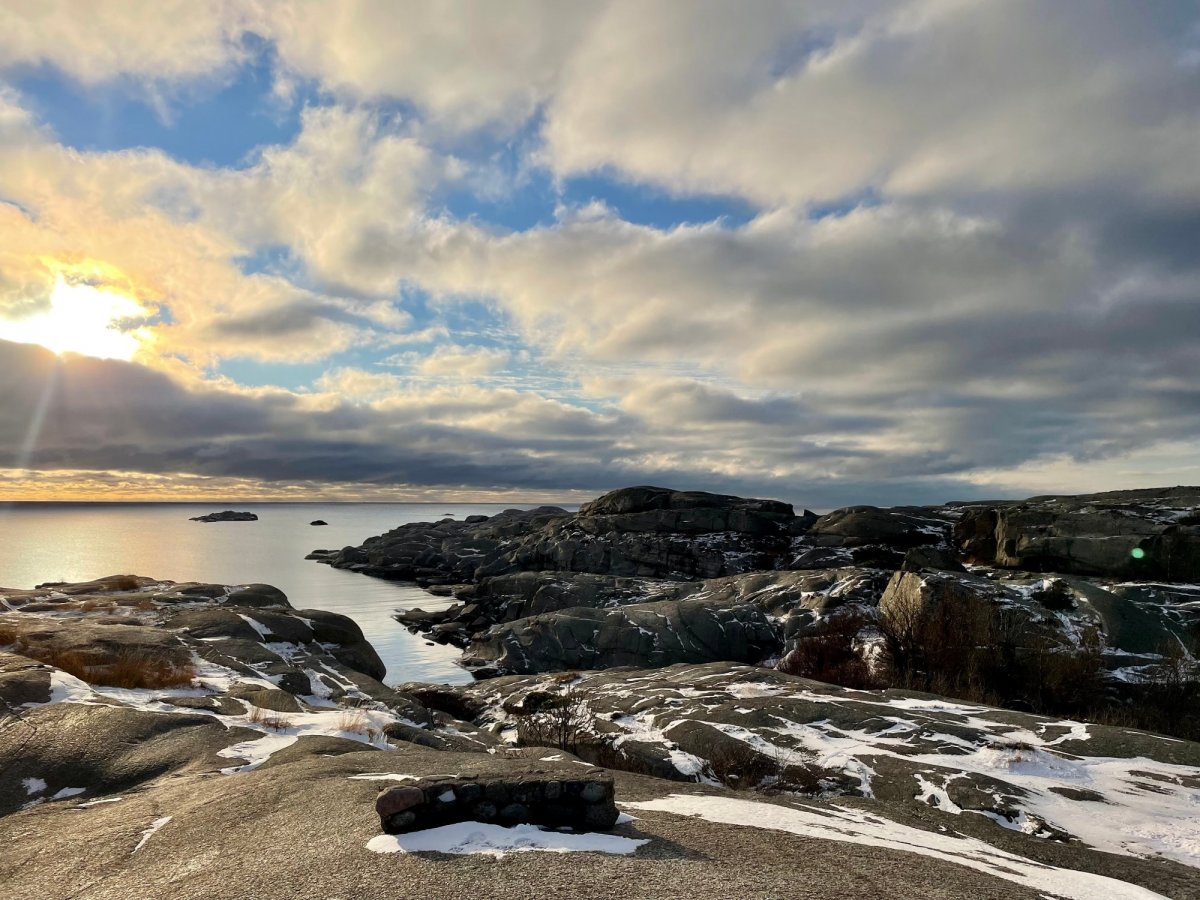verdens_ende_tjome_vr_sol_skyer_berg_fjell_vann_sjo.jpeg