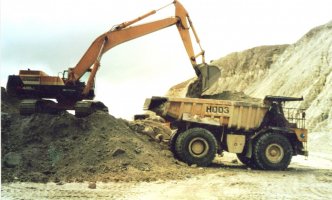 Komatsu PC 400 loading 773B Cholwichtown Pit 2.jpg
